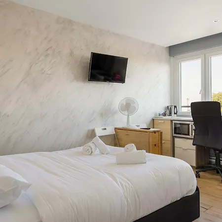 Wilsix By Max, Renovated, Bright Studio, 1 Min From Train Station Daire