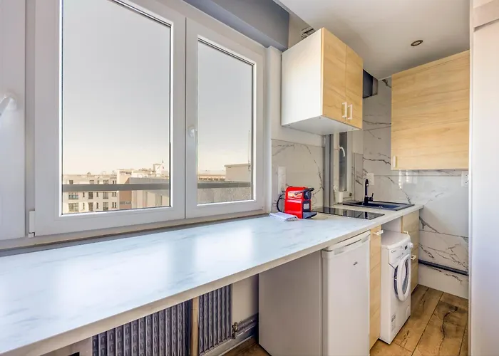 Wilsix By Max, Renovated, Bright Studio, 1 Min From Train Station *