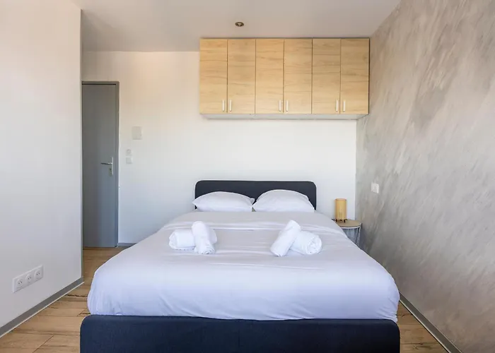 Wilsix By Max, Renovated, Bright Studio, 1 Min From Train Station