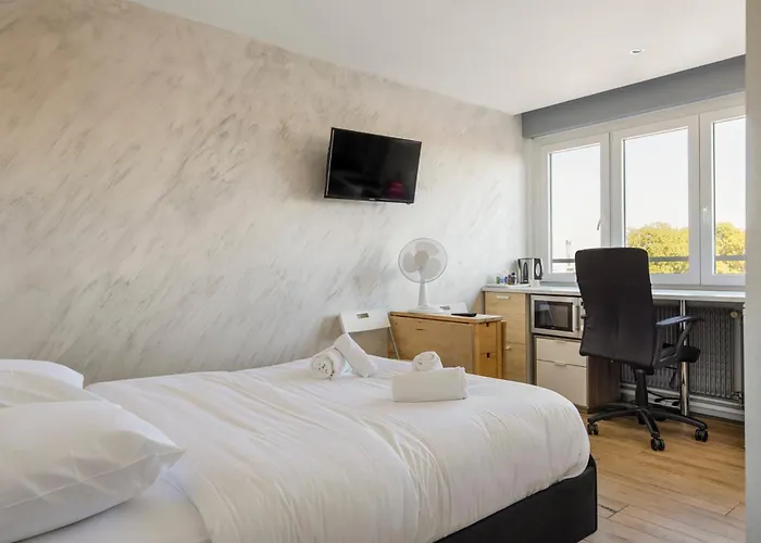 Wilsix By Max, Renovated, Bright Studio, 1 Min From Train Station Appartement
